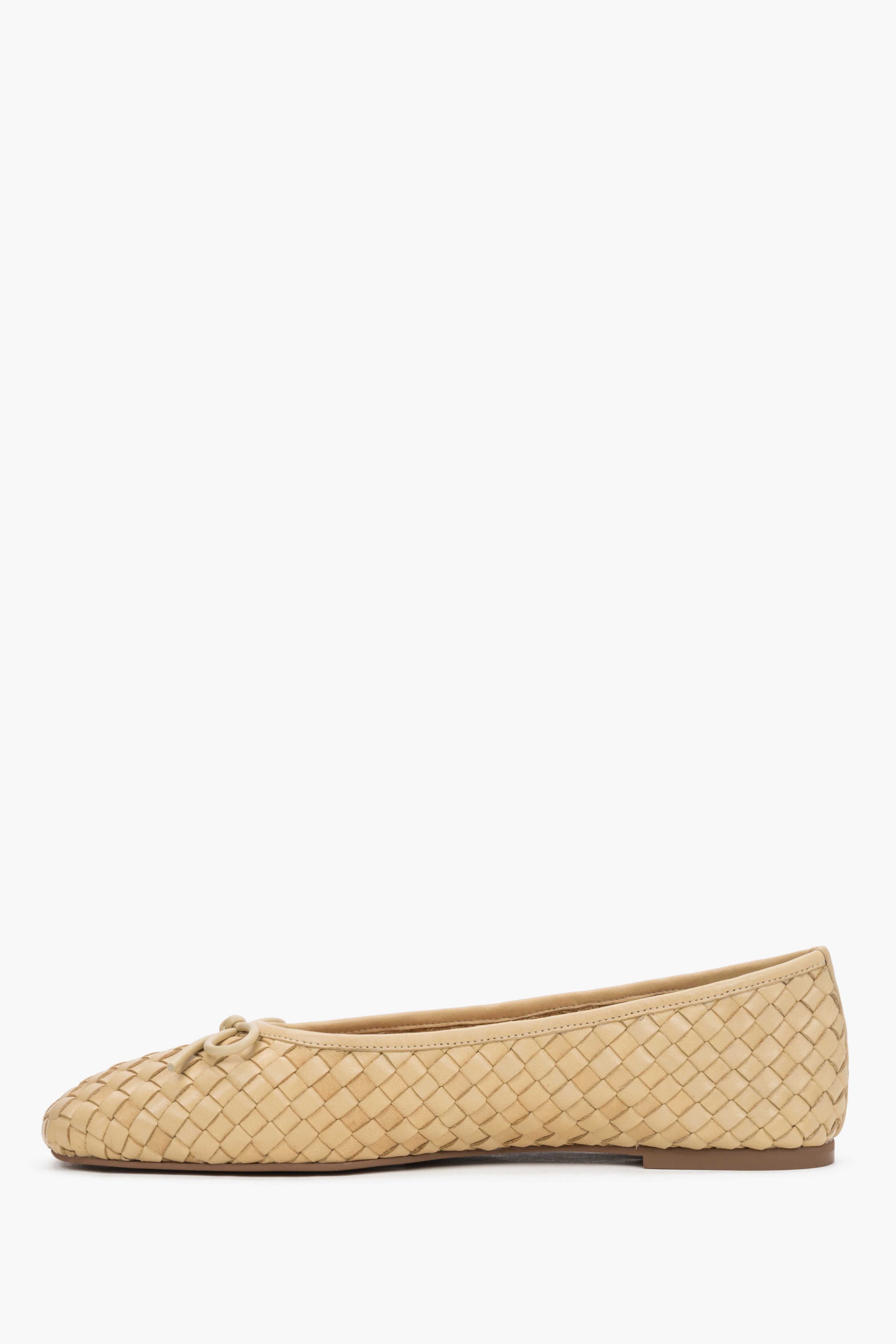 Hellbeige Damen-Ballerinas aus Echtleder in Profilansicht