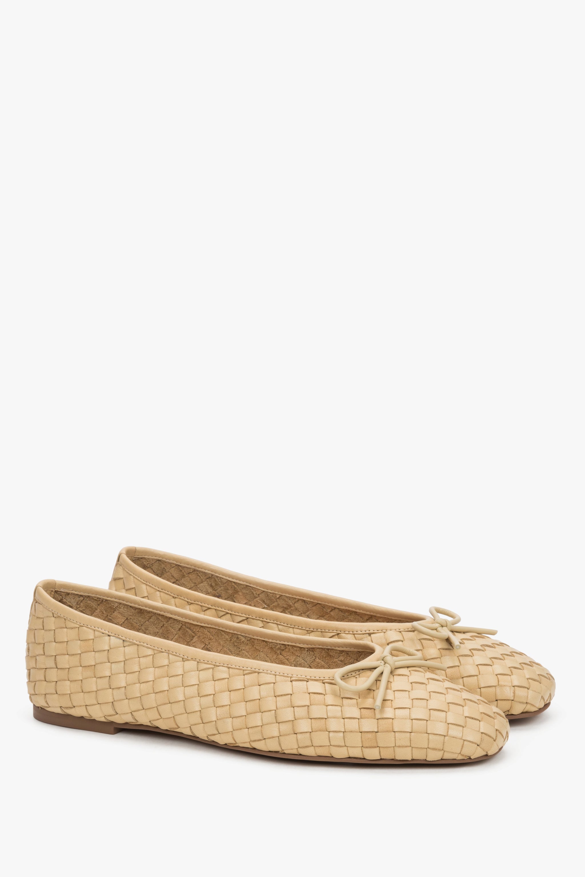 Hellbeige Damen-Ballerinas mit Schleife in schräger Vorderansicht