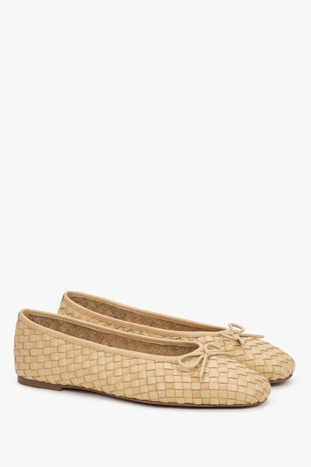 Hellbeige Damen-Ballerinas mit Schleife in schräger Vorderansicht