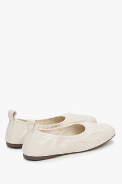 Rückansicht des Paares hellbeiger Damen-Ballerinas, die die weiche und elastische Struktur zeigen