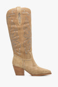 Flaches Seitenprofil der hellbeigen Damen-Cowboystiefel aus Naturvelours mit Stickereien