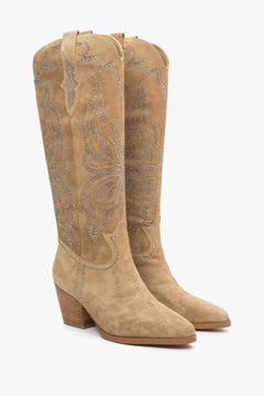 Frontale Ansicht des Paares hellbeiger Cowboystiefel mit 6,5 cm Blockabsatz