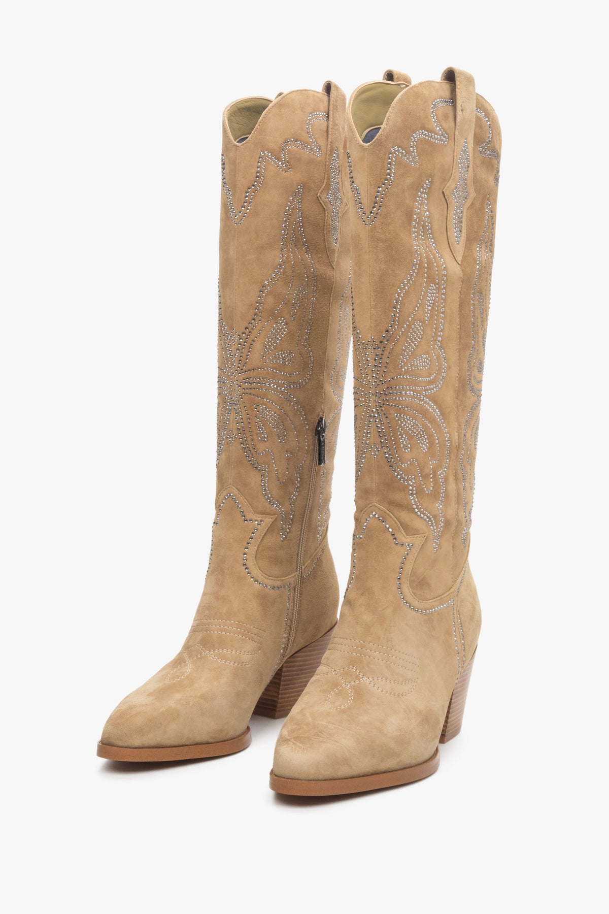 Schräge Ansicht der hellbeigen Damenstiefel im Western-Look