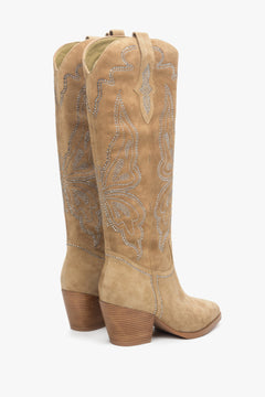 Rückwärtige Ansicht der Stiefel, die die Nahtführung am Schaft zeigt