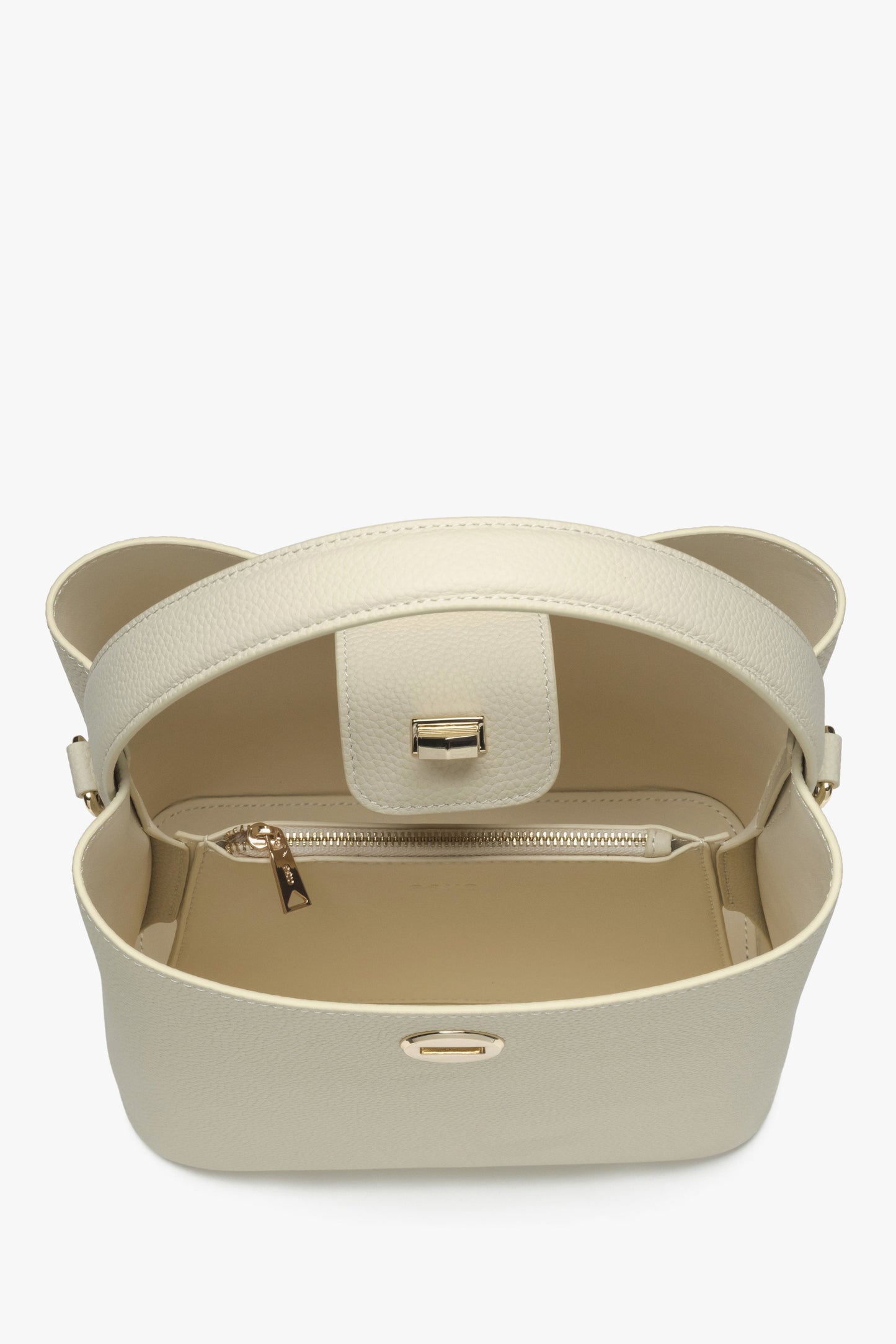 Große beige Damenhandtasche von Estro – Nahaufnahme des Innenraums des Modells.