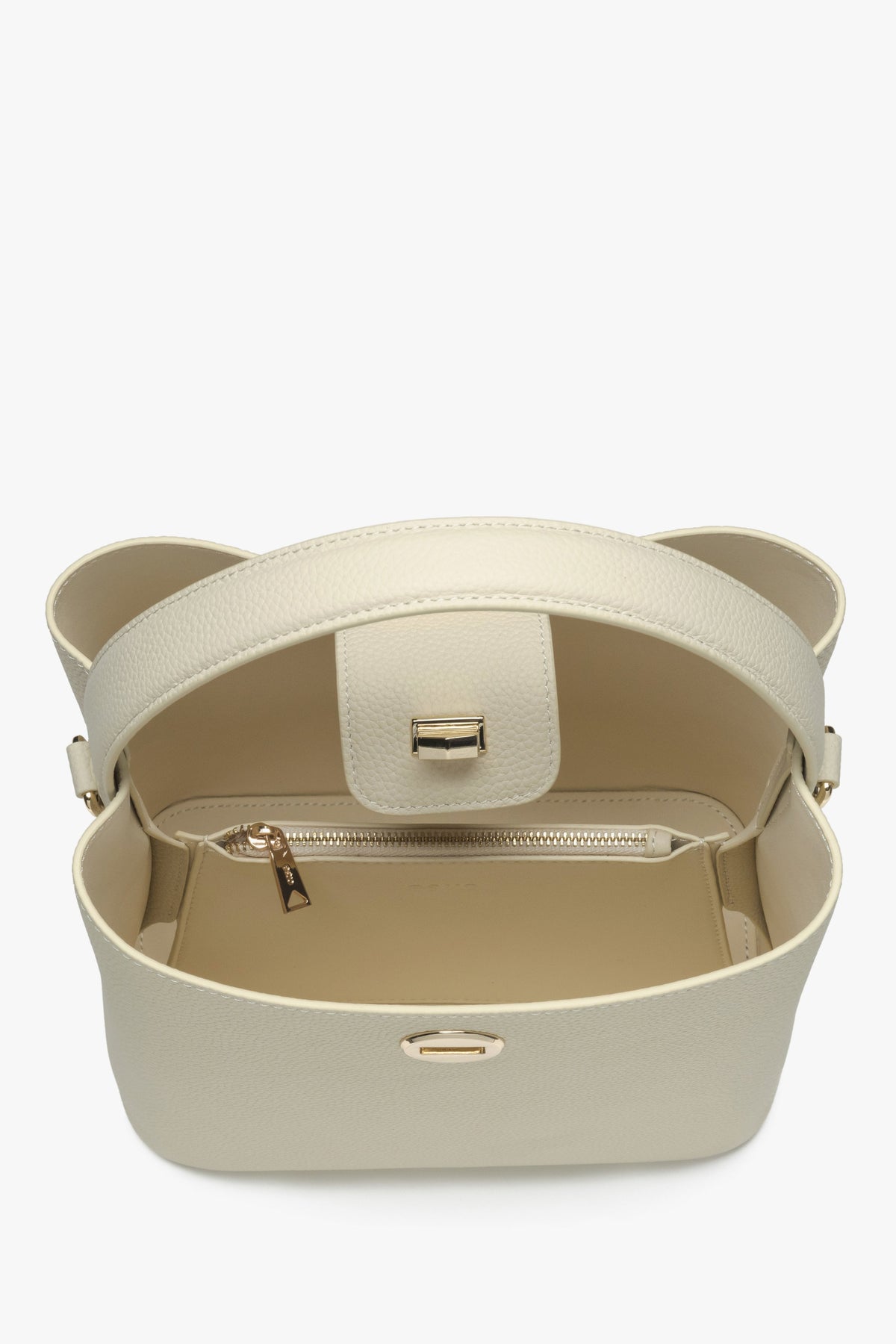 Große beige Damenhandtasche von Estro – Nahaufnahme des Innenraums des Modells.
