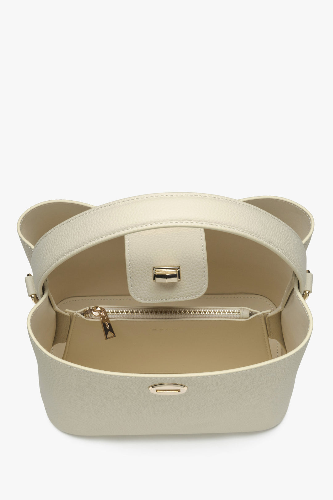 Große beige Damenhandtasche von Estro – Nahaufnahme des Innenraums des Modells.