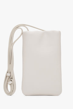 Handytasche aus beigem Naturleder.