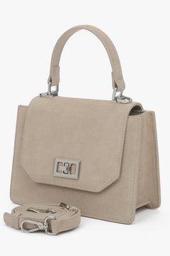 Hellbeige Damen-Handtasche aus Velours mit abnehmbarem Schulterriemen.