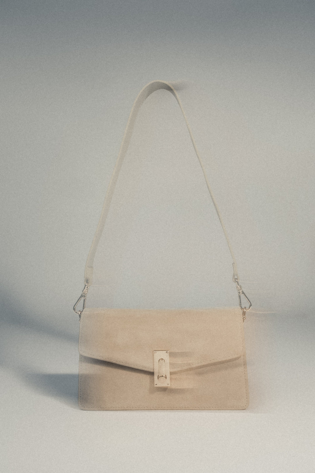 Hellbeige Damen-Handtasche aus Velours mit abnehmbarem Schulterriemen.