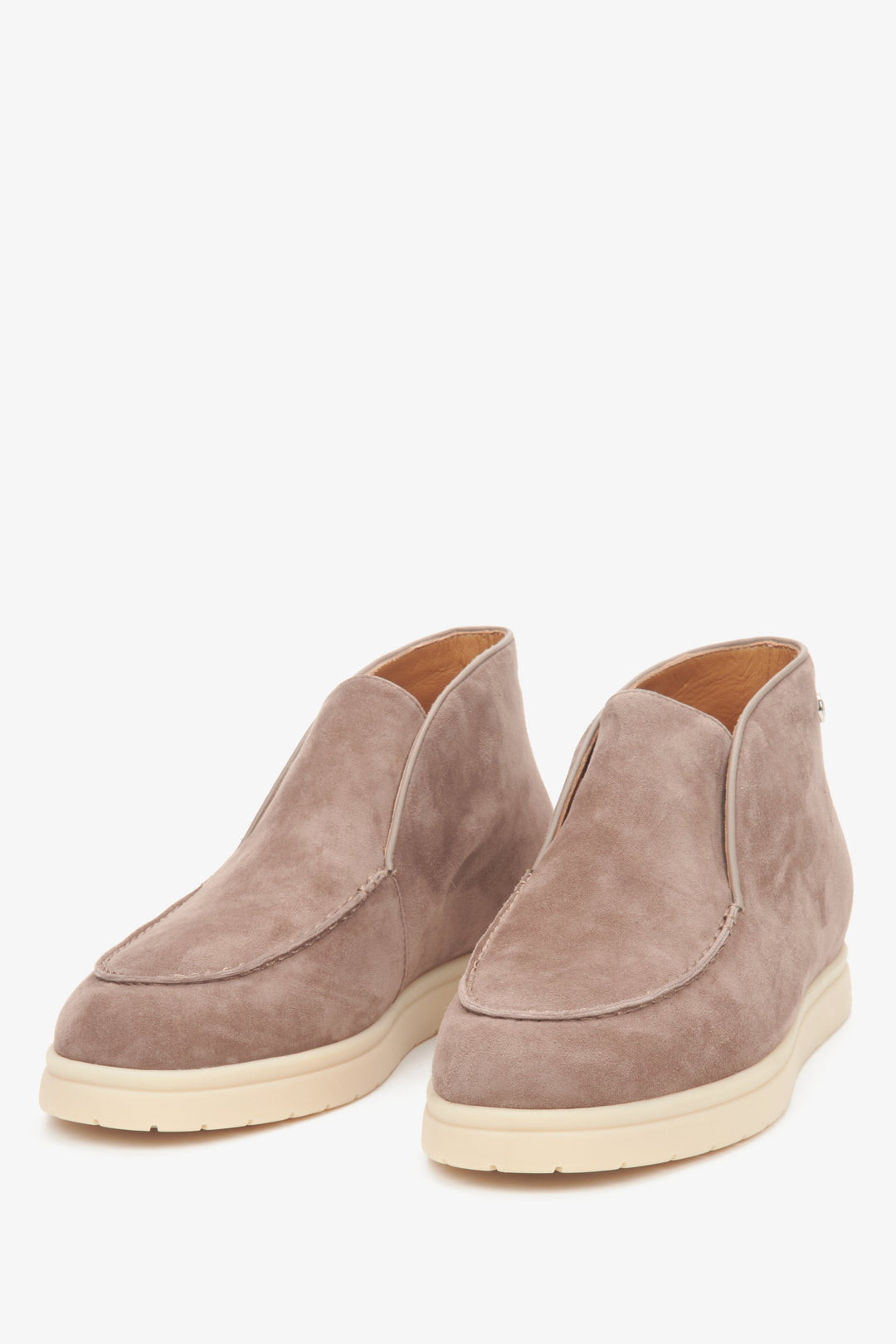 Damen Low-Top-Mokassins in Beigem aus Premium-Velours und Leder von Estro – Nahaufnahme der Schuhspitze.