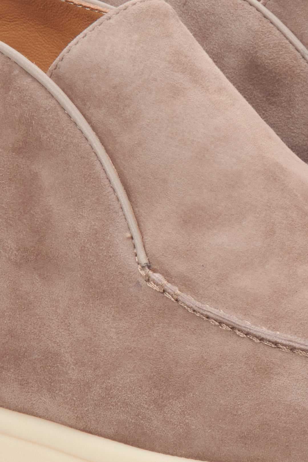 Damen-Stiefeletten in Hellbeige mit Low-Top-Design und Velours-Leder-Mix von Estro – Detailansicht.