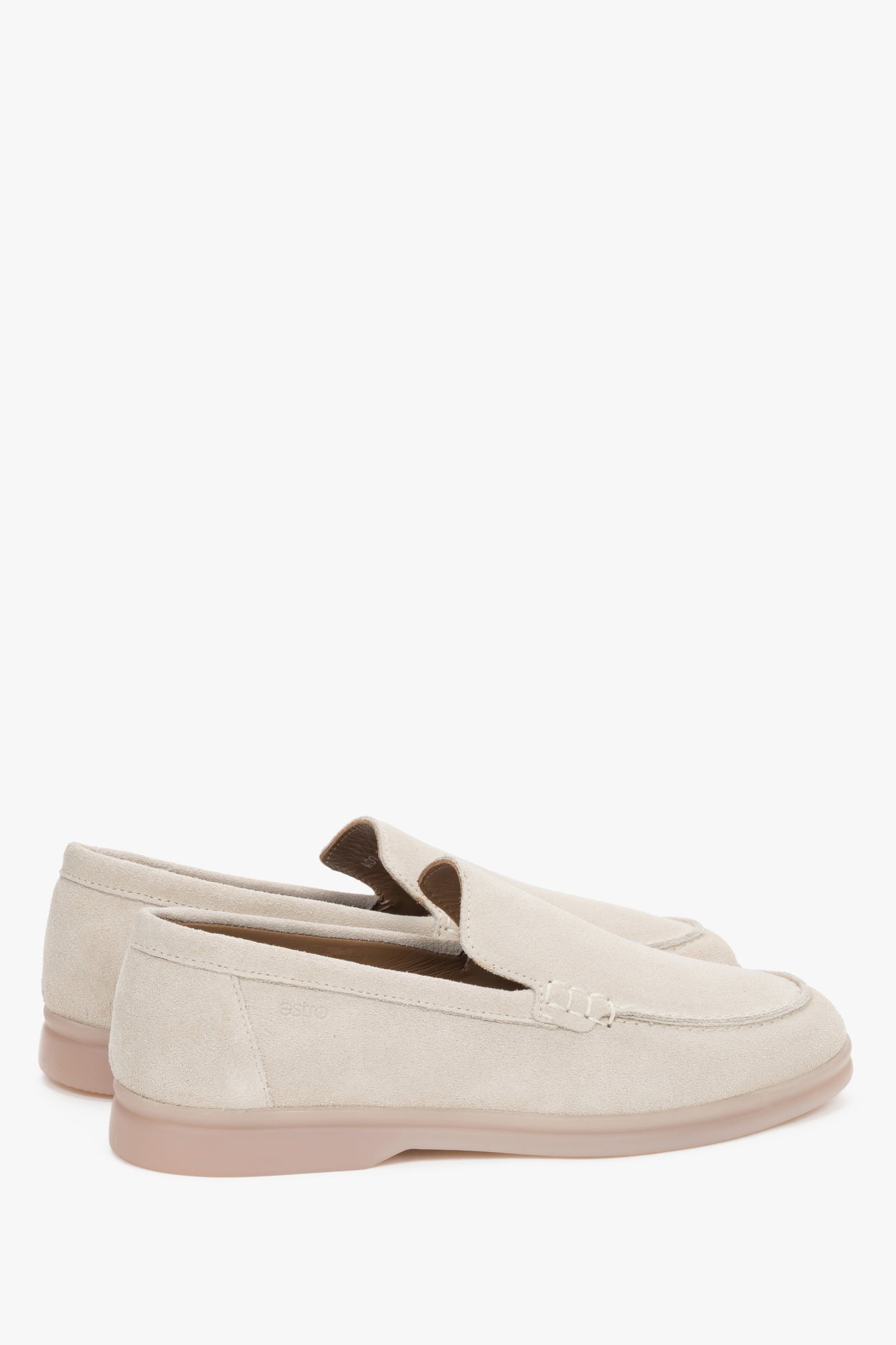 Seitliche Schrägansicht der flachen hellbeigen Slip-on-Mokassins aus feinem italienischem Naturvelours 