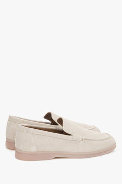 Seitliche Schrägansicht der flachen hellbeigen Slip-on-Mokassins aus feinem italienischem Naturvelours 