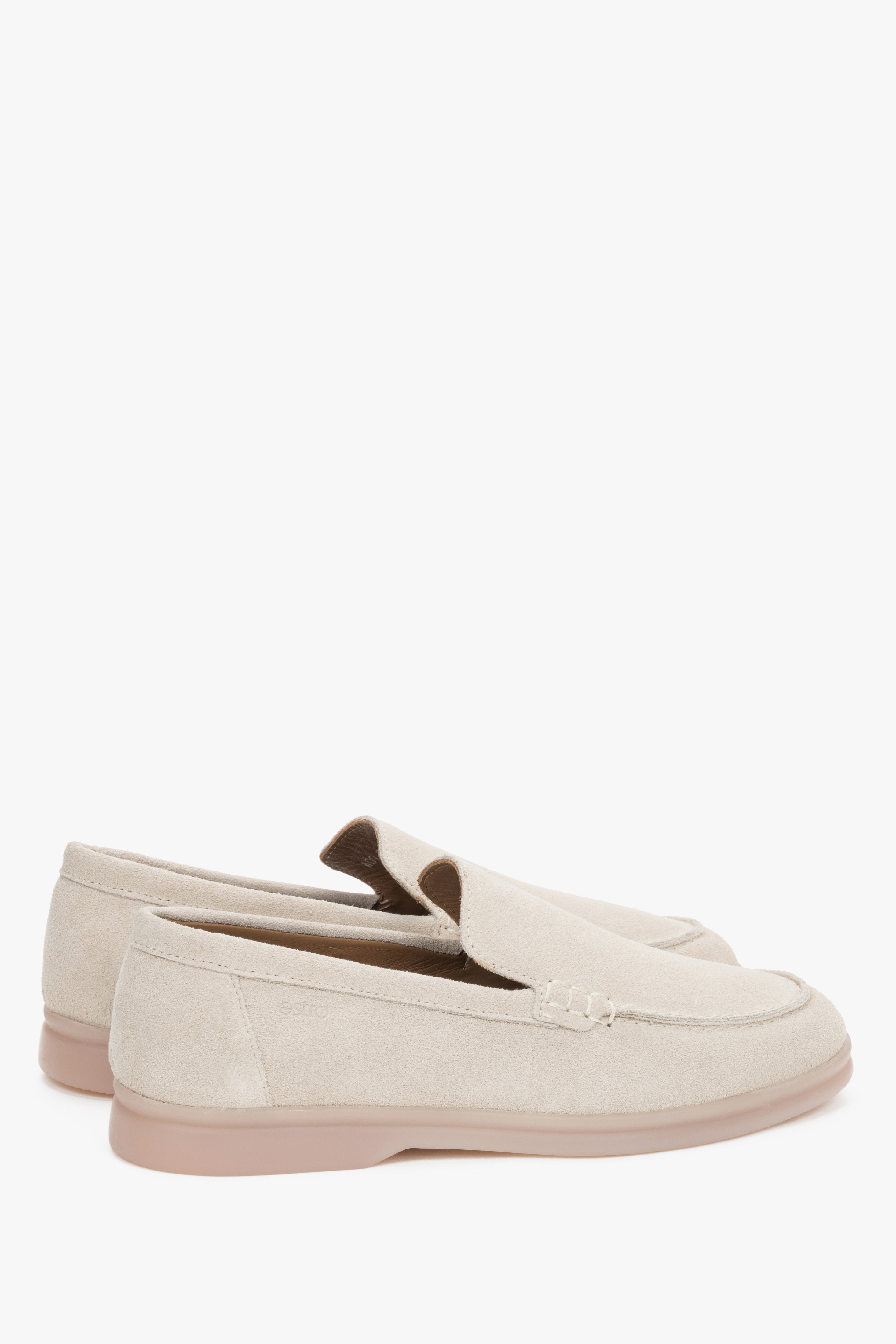 Seitliche Schrägansicht der flachen hellbeigen Slip-on-Mokassins aus feinem italienischem Naturvelours 