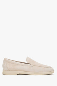 Seitenansicht des hellbeigen Damen-Loafers aus italienischem Velours
