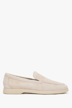 Seitenansicht des hellbeigen Damen-Loafers aus italienischem Velours