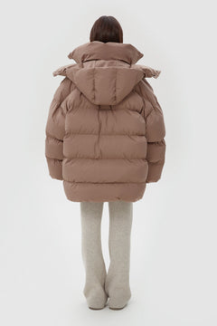 Rückansicht der weiten hellbeigen Winterjacke mit Kapuze