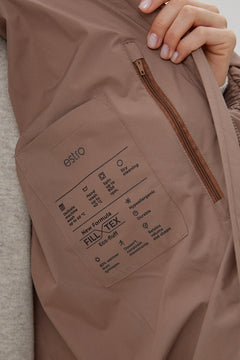 Nahaufnahme der praktischen Tasche und des Marken-Logodetails am Futter