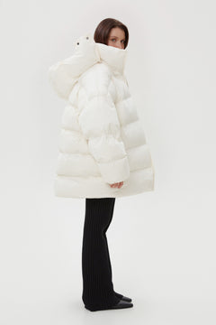Seitliche Ansicht der weiten hellbeigen Winterjacke im urbanen Stil