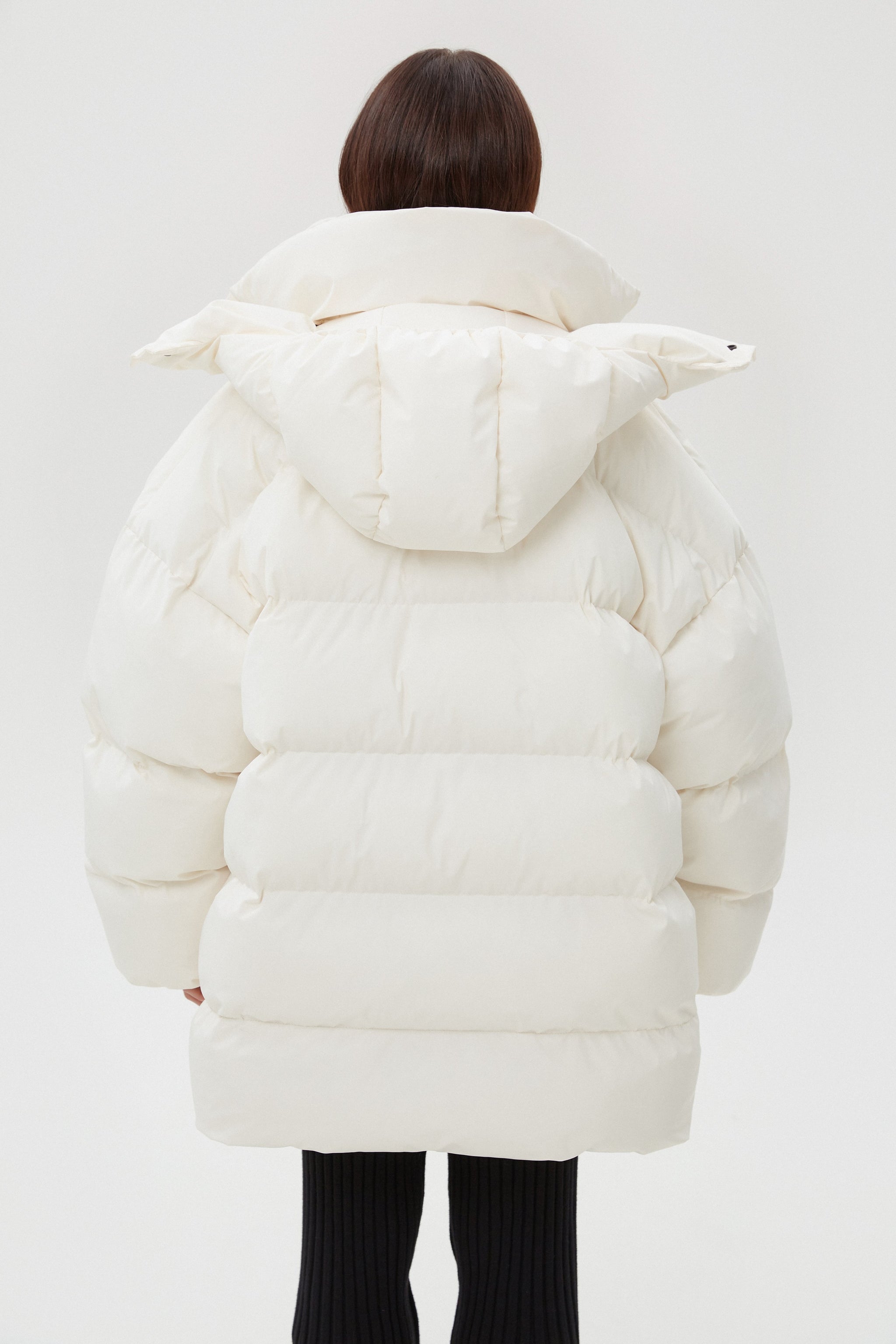Rückansicht der hellbeigen Damenjacke mit voluminöser Kapuze und Steppung