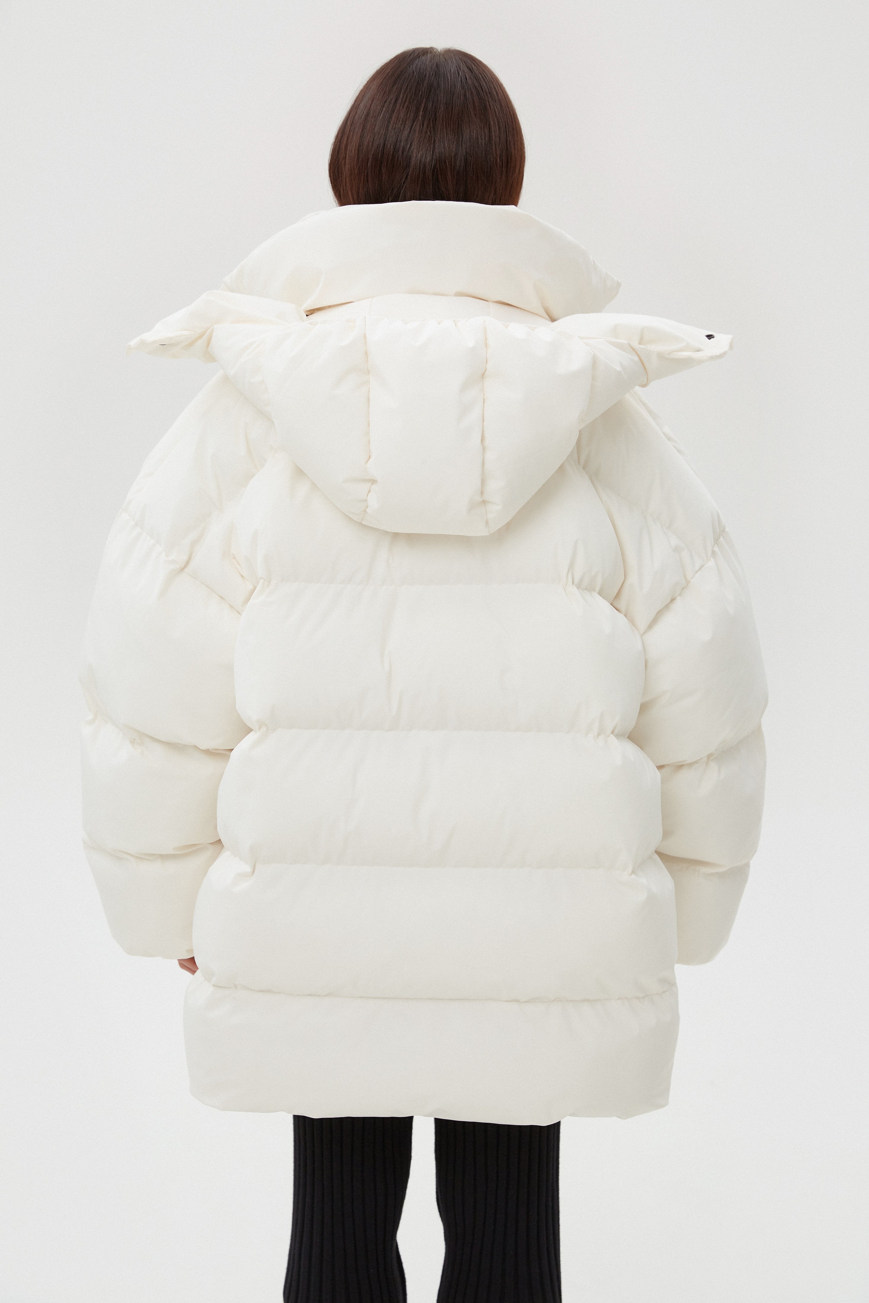 Rückansicht der hellbeigen Damenjacke mit voluminöser Kapuze und Steppung
