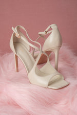 Elegante hellbeige Sandaletten für Damen mit Stiletto-Absatz und dekorativer Schließe – Estro ER00117226