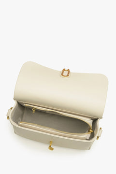 Damenhandtasche in Hellbeige aus echtem Leder von Estro – Nahaufnahme des Innenraums.