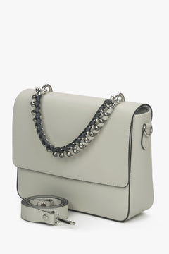 Hellbeige Damen-Umhängetasche von Estro mit Kette.