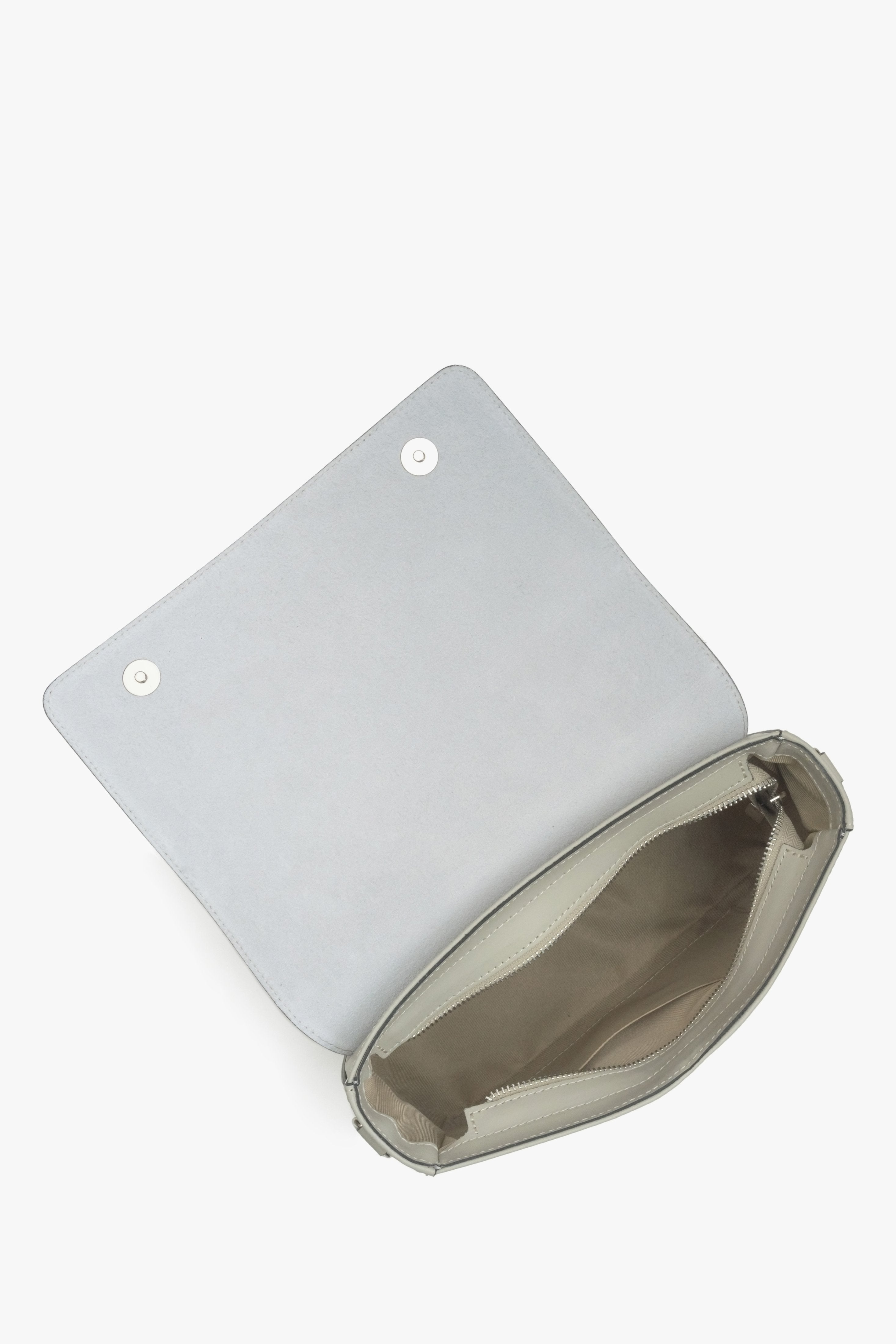 Hellbeige Damenhandtasche von Estro – Präsentation des Innenraums des Modells.