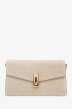 Hellbeige Damen-Schultertasche aus Velours mit goldfarbenen Details Vorderansicht.