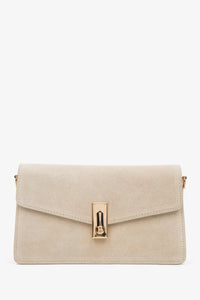 Hellbeige Damen-Schultertasche aus Velours mit goldfarbenen Details Vorderansicht.