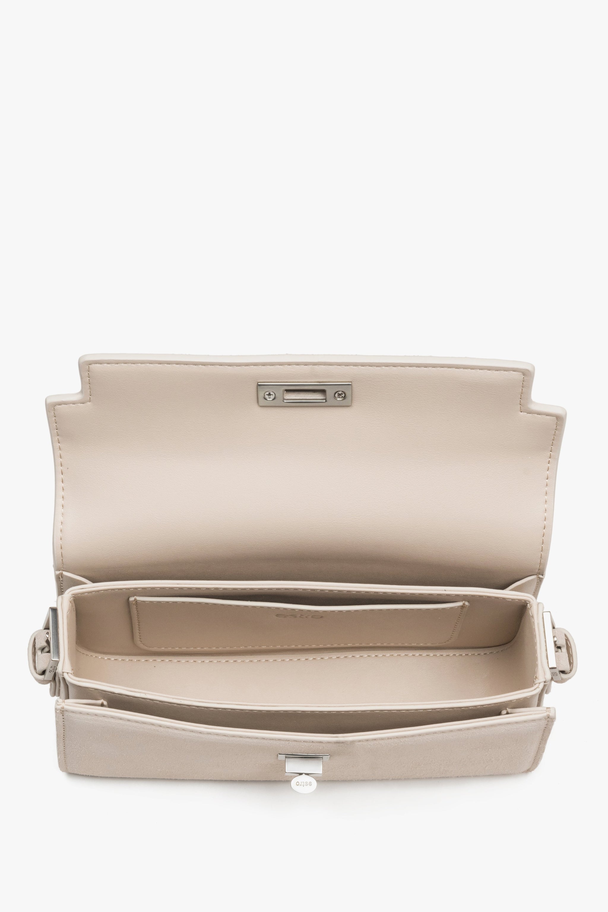 Innenansicht der hellbeigen Handtasche mit drei Fächern aus Leder