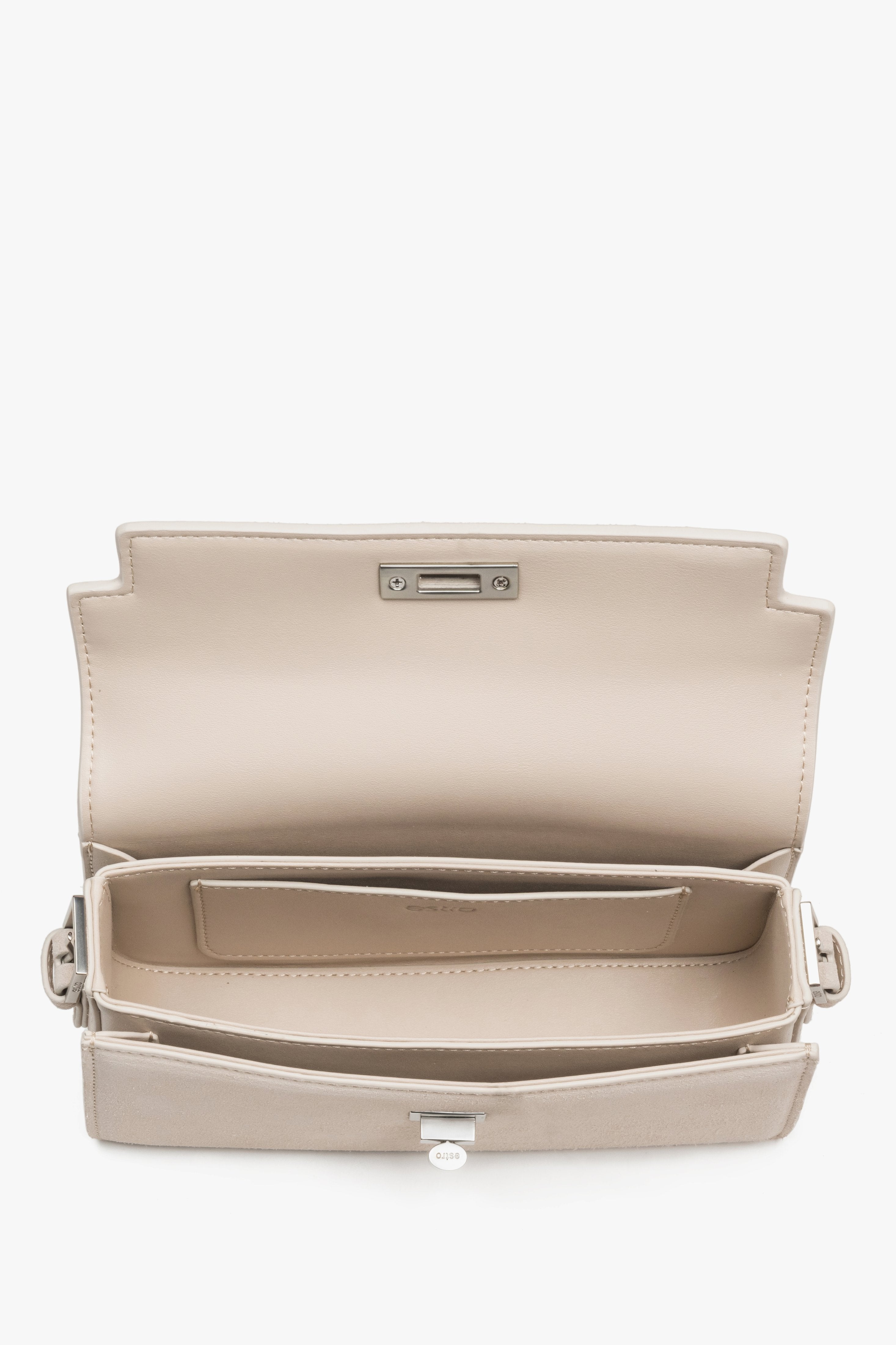 Innenansicht der hellbeigen Handtasche mit drei Fächern aus Leder