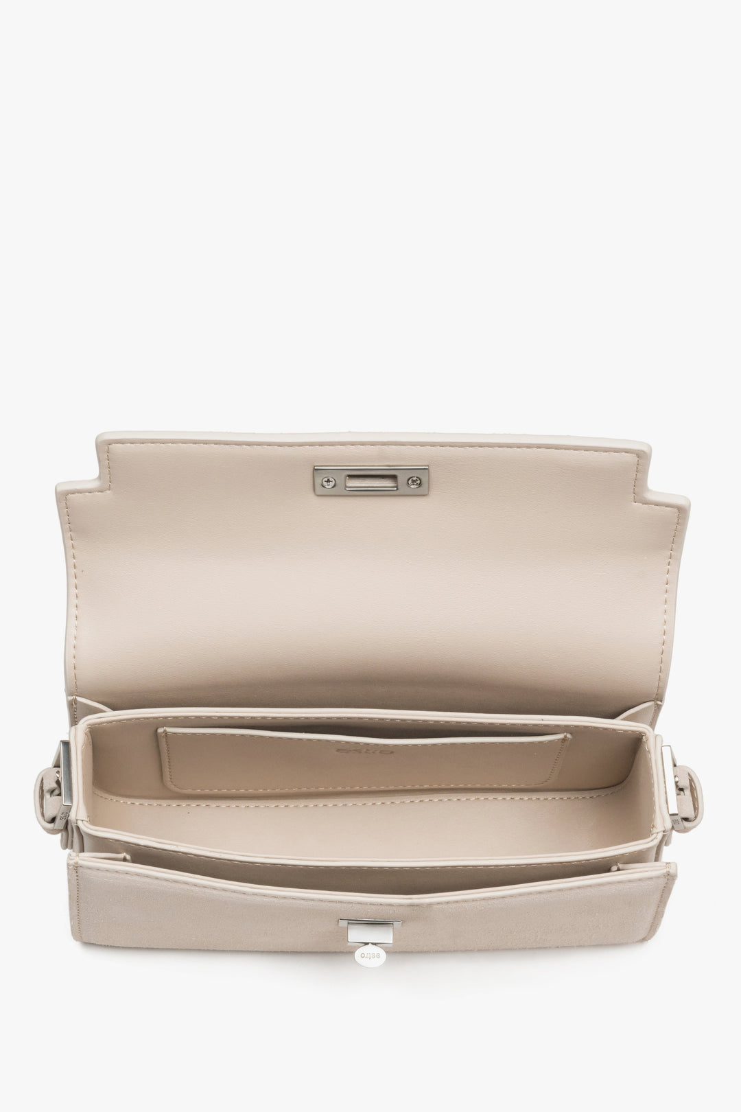 Innenansicht der hellbeigen Handtasche mit drei Fächern aus Leder