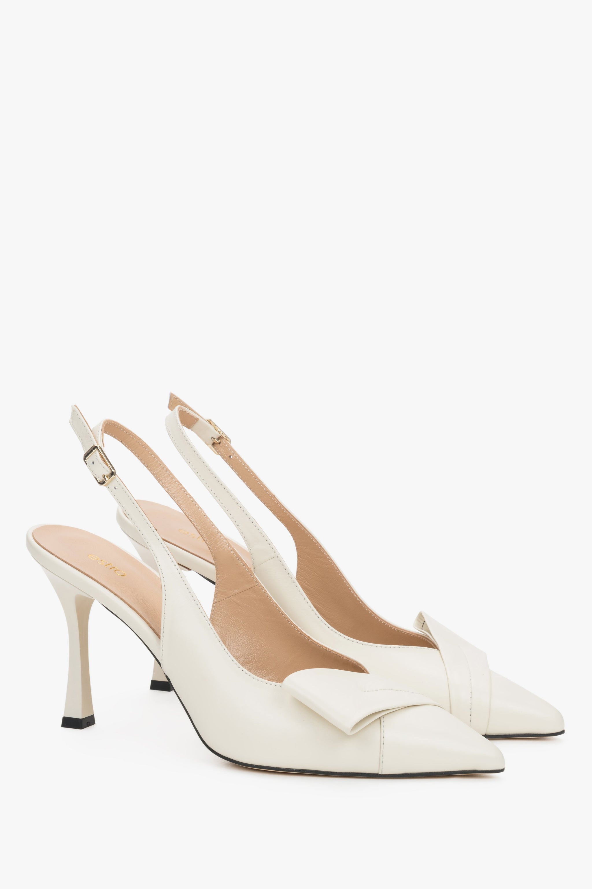 Hellbeige Damen-Slingback-Pumps aus Leder in schräger Vorderansicht