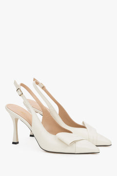 Hellbeige Damen-Slingback-Pumps aus Leder in schräger Vorderansicht