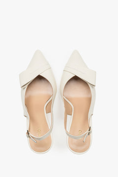 Hellbeige Damen-Slingback-Pumps aus Leder von oben als Paar