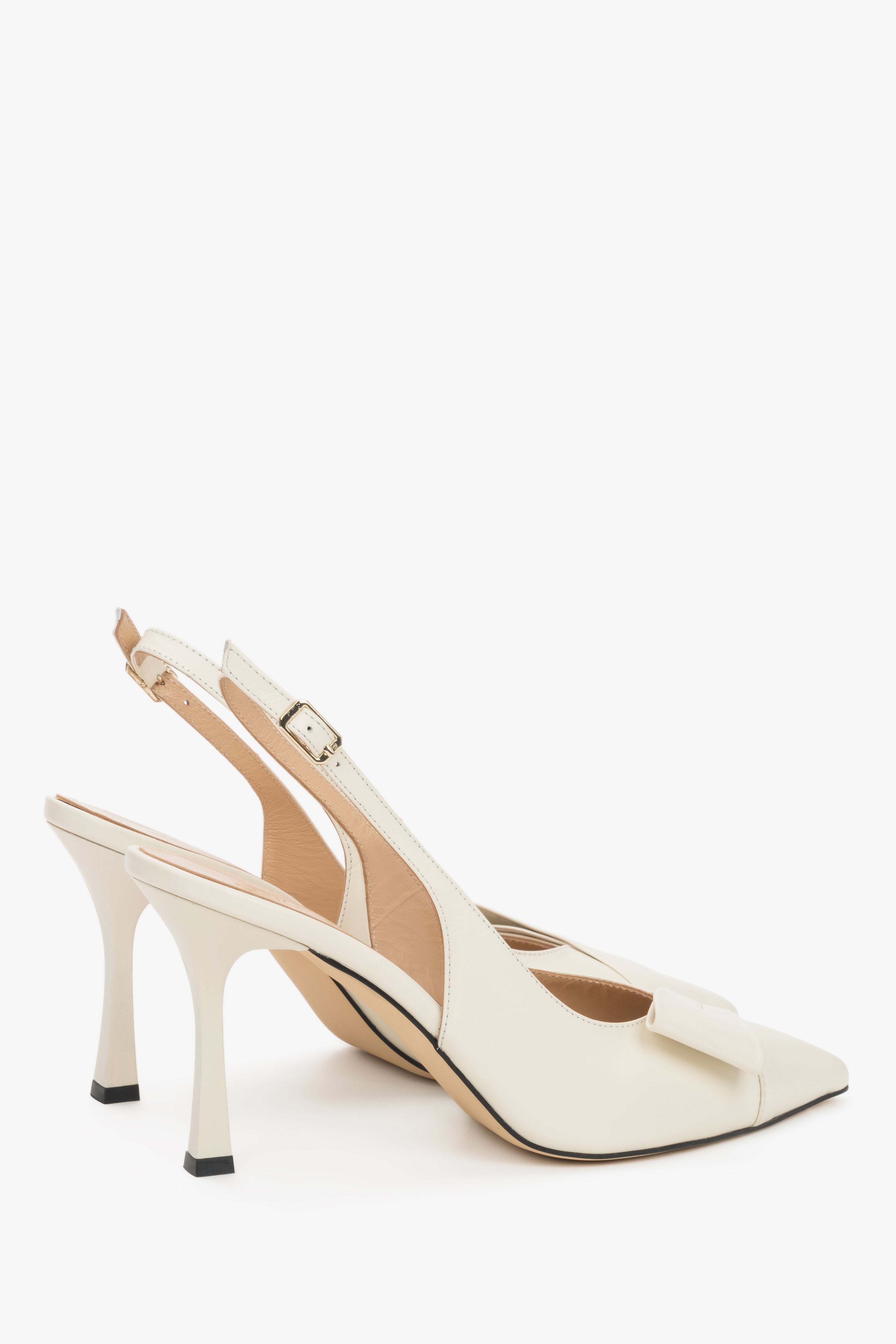 Hellbeige Damen-Slingback-Pumps aus echtem Leder in schräger Seitenansicht