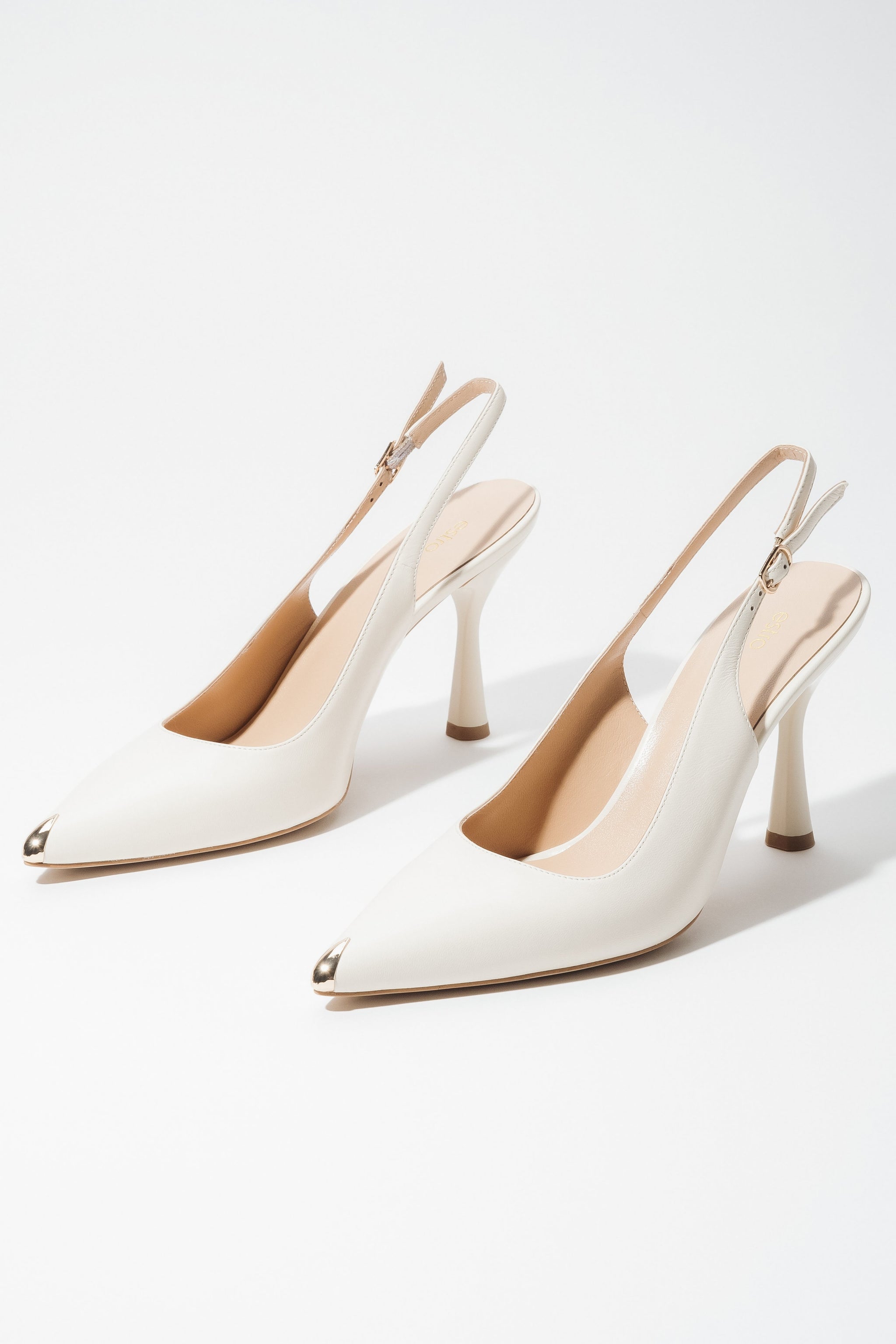 Hellbeige Damen-Slingback-Pumps aus echtem Leder mit goldfarbener Spitze in schräger Ansicht