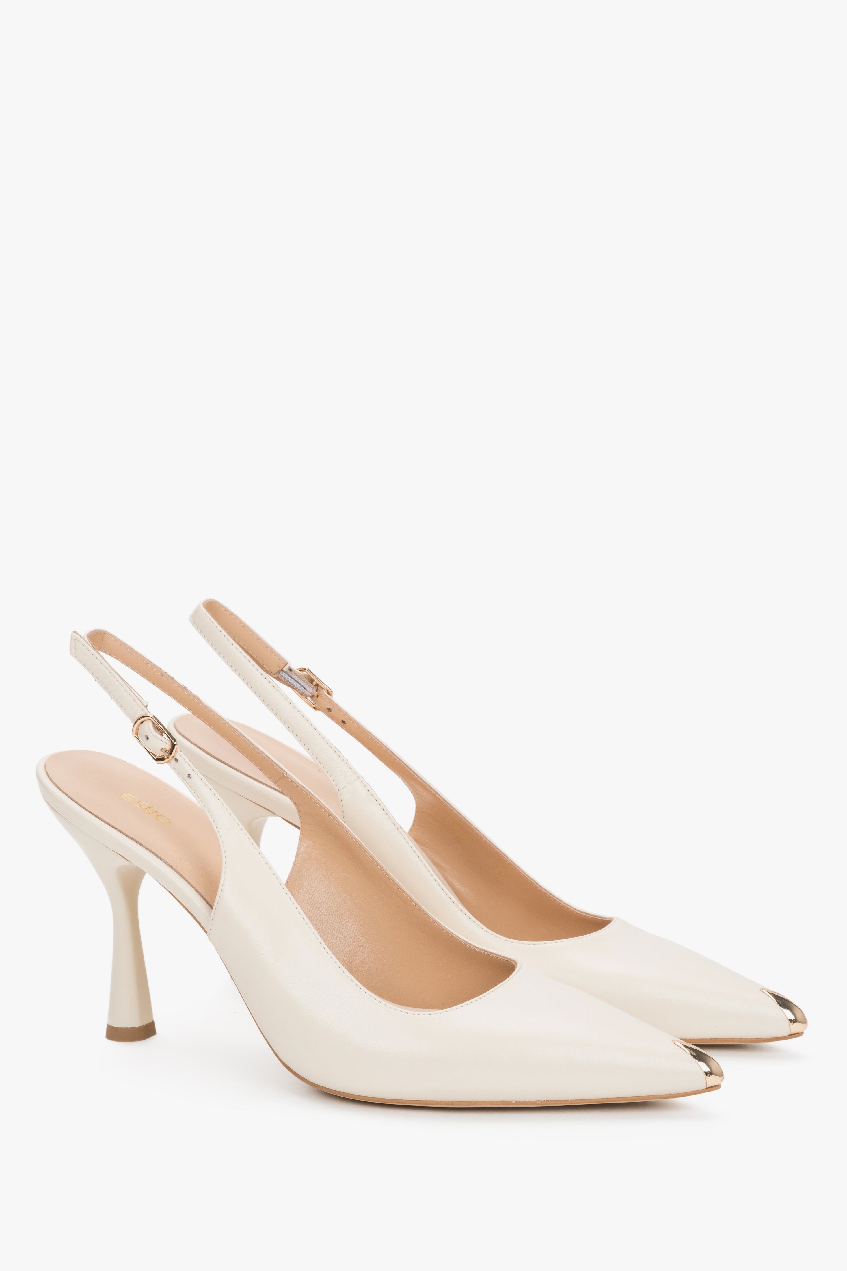 Hellbeige Damen-Slingback-Pumps aus Leder in schräger Vorderansicht