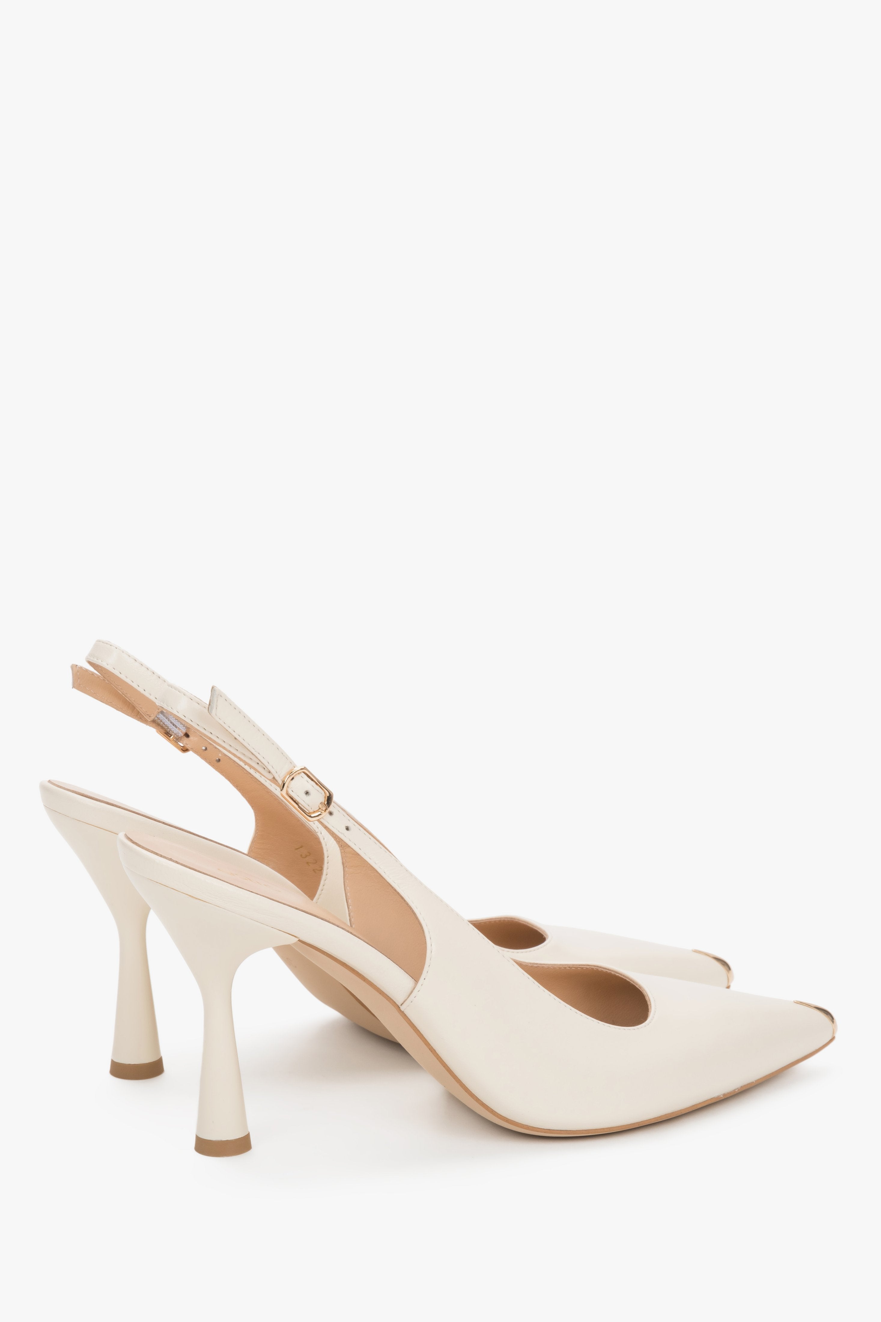 Hellbeige Damen-Slingback-Pumps mit goldfarbener Spitze in schräger Seitenansicht