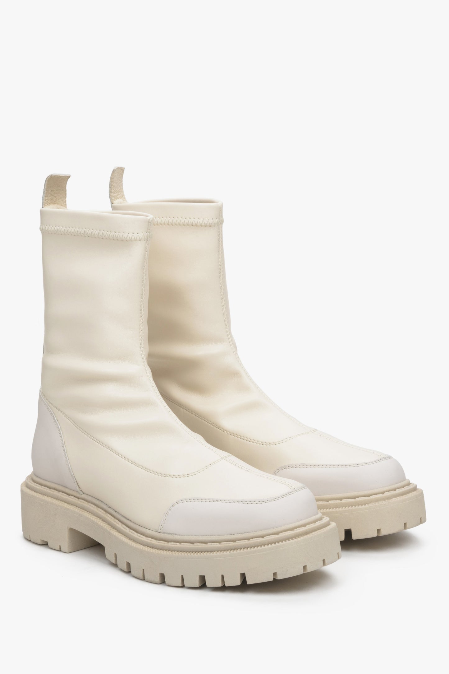 Hellbeige, zum Hineinschlüpfen geeignete Damen-Stiefeletten mit elastischem Schaft von Estro – Nahaufnahme der Schuhspitze und der seitlichen Viertelkappe.