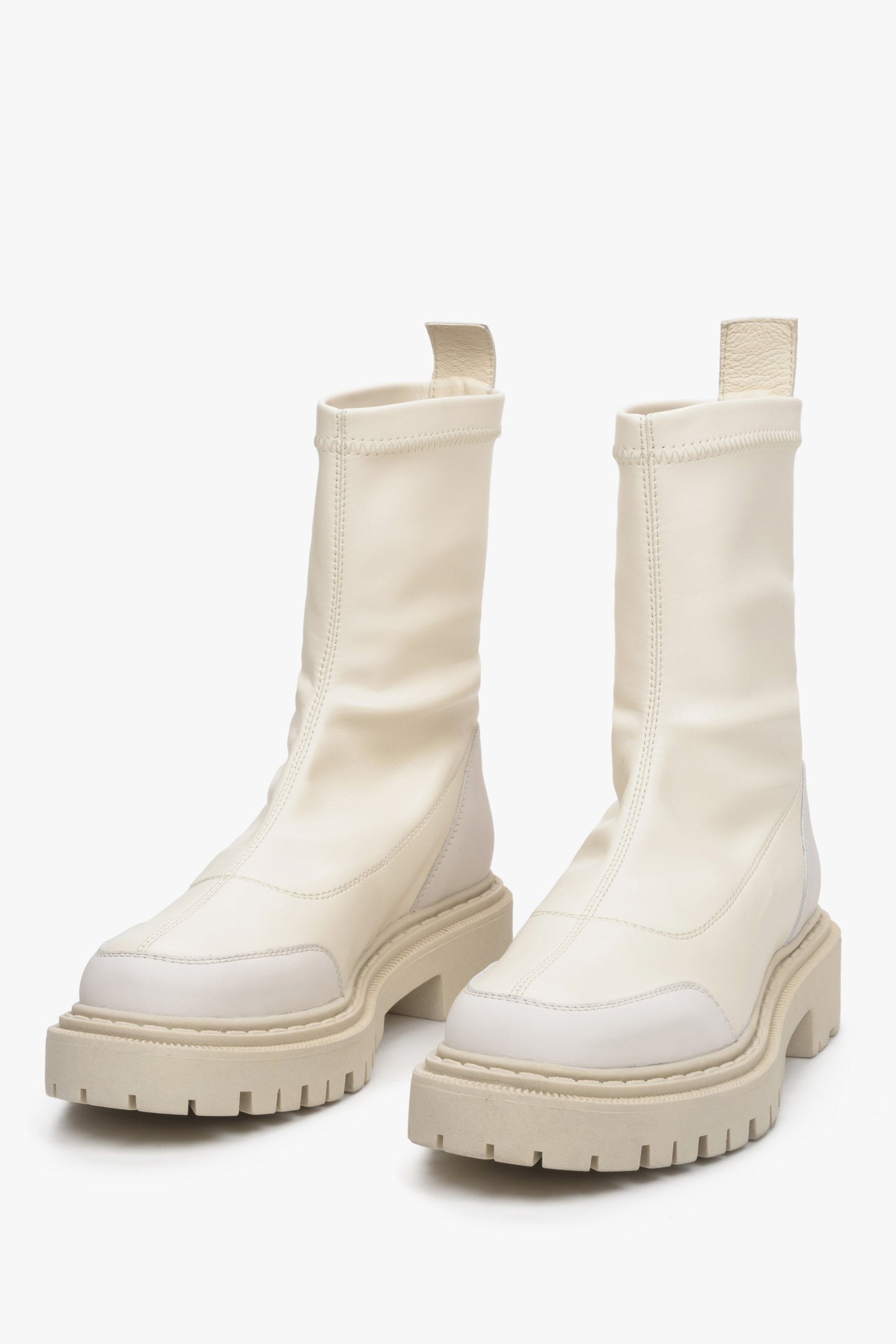 Zum Hineinschlüpfen geeignete Damen-Stiefeletten aus Leder mit elastischem Schaft in Hellbeige von Estro.