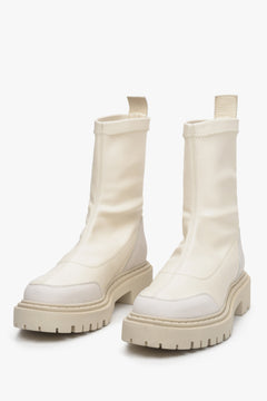 Zum Hineinschlüpfen geeignete Damen-Stiefeletten aus Leder mit elastischem Schaft in Hellbeige von Estro.
