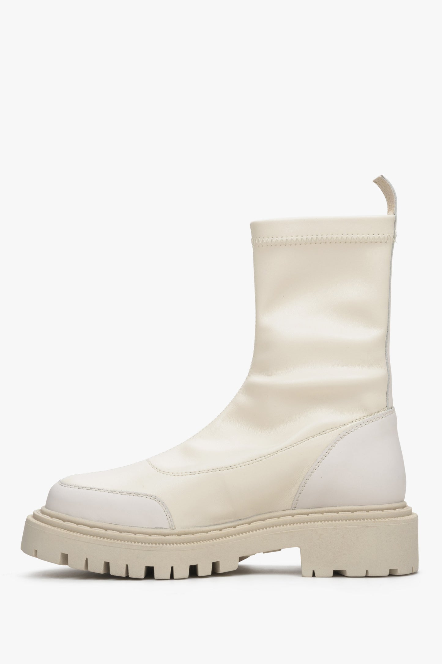 Hohe Damen-Stiefeletten in Hellbeige mit elastischem Schaft von Estro – Schuhprofil.