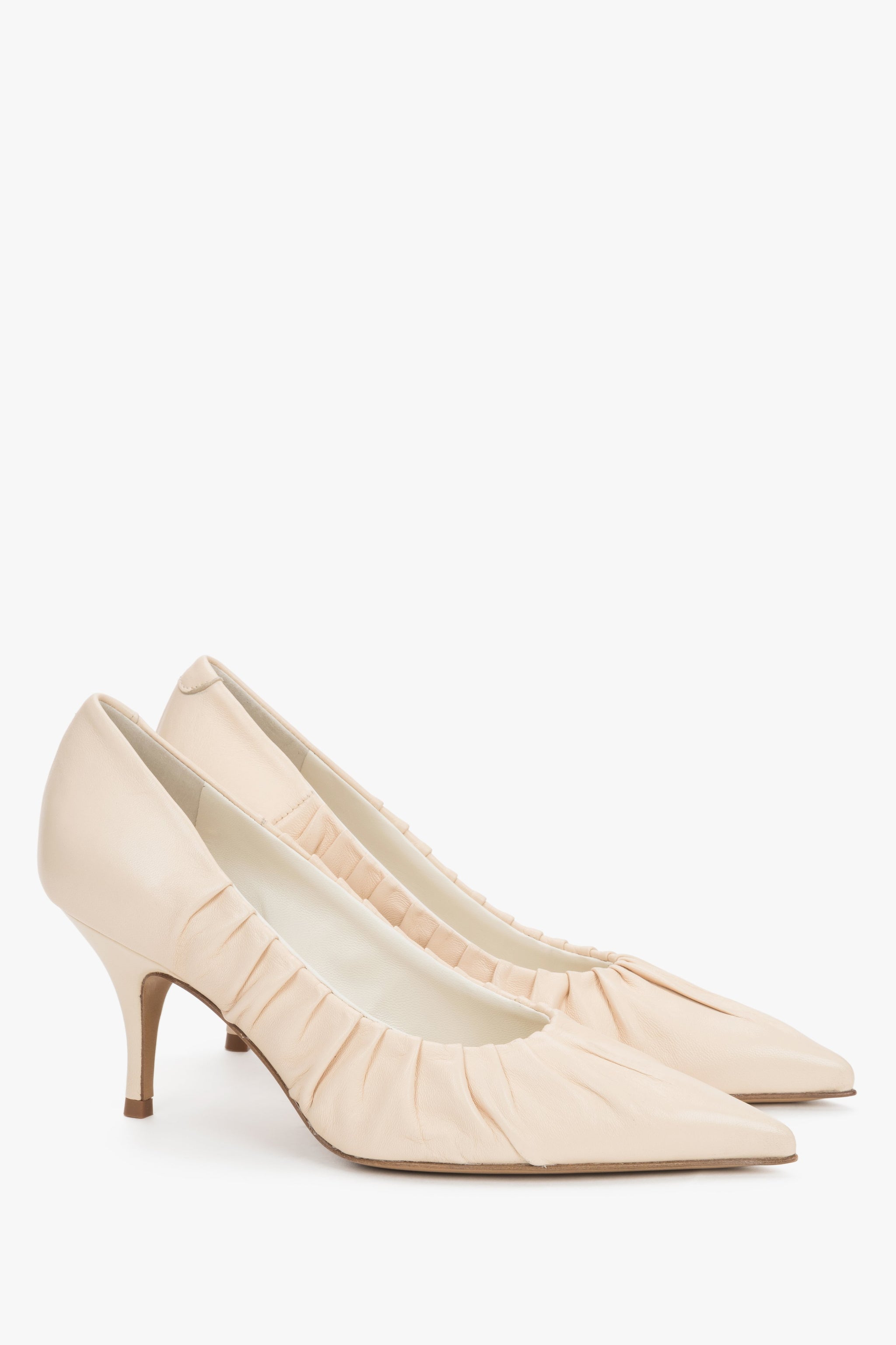 Hellbeige Pumps mit spitzer Zehenpartie und gerafftem Rand