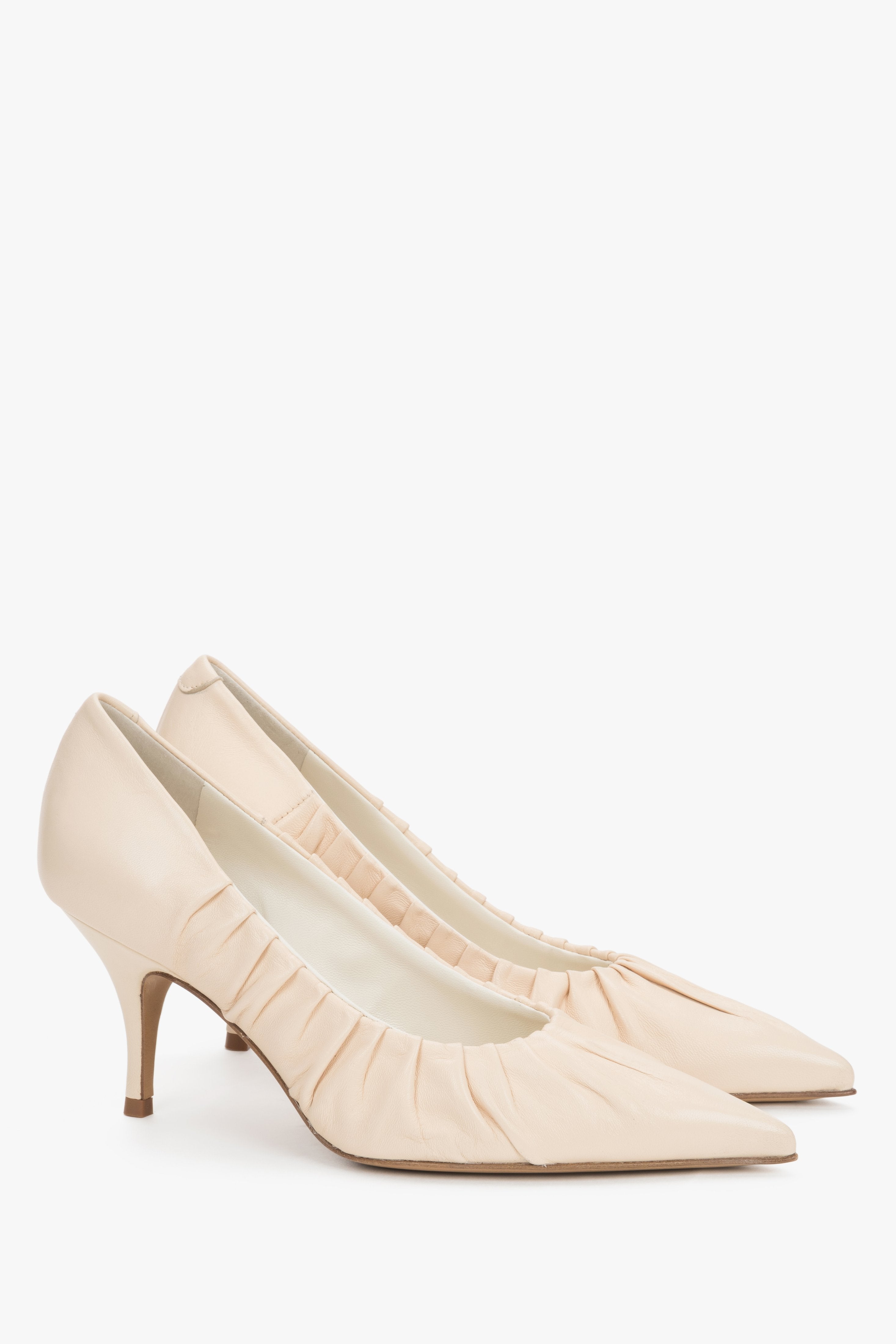 Hellbeige Pumps mit spitzer Zehenpartie und gerafftem Rand