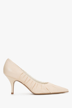 Seitenansicht der hellbeigen High Heels aus italienischem Leder