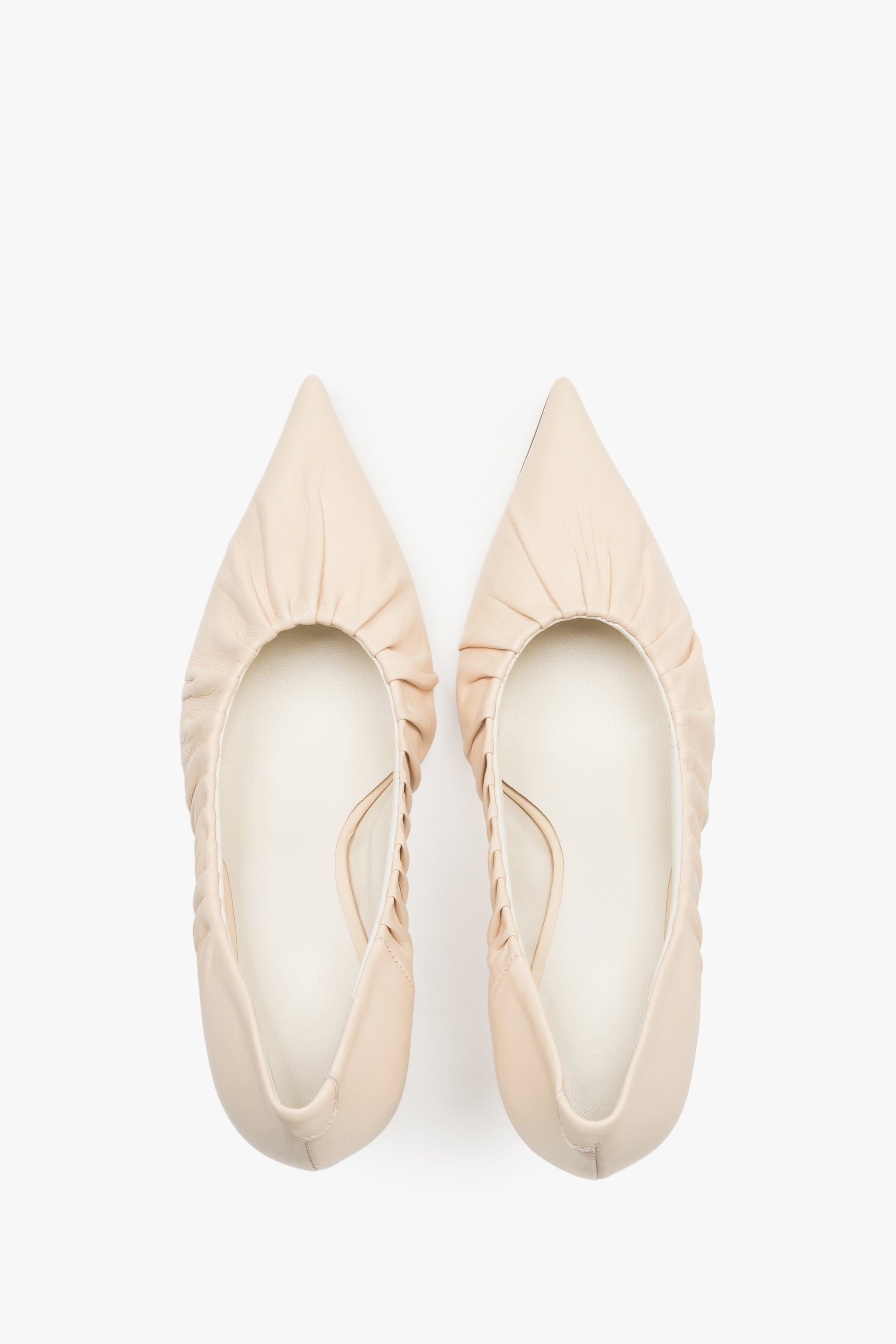 Paar hellbeige High Heels von Guglielmo Rotta von oben